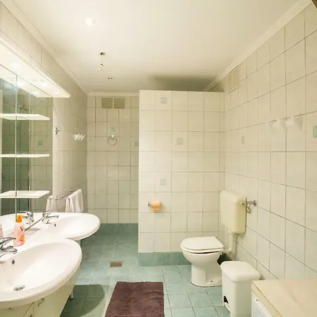 아파트 Central Apartment